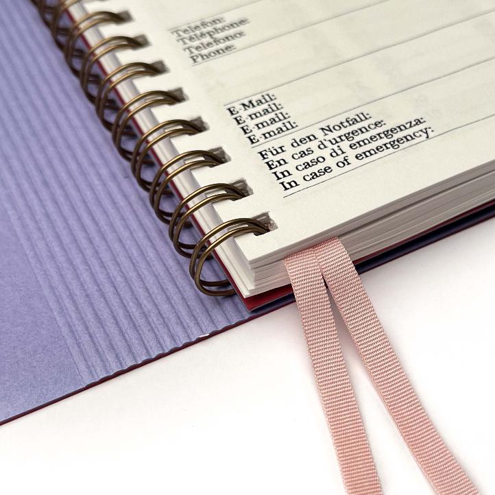 Agenda 2026 A6 mit Kartoneinband Dunkelrot – Rosa - 0